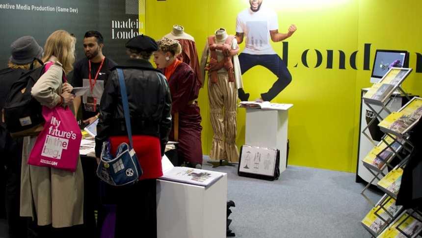 people ar an exhibition